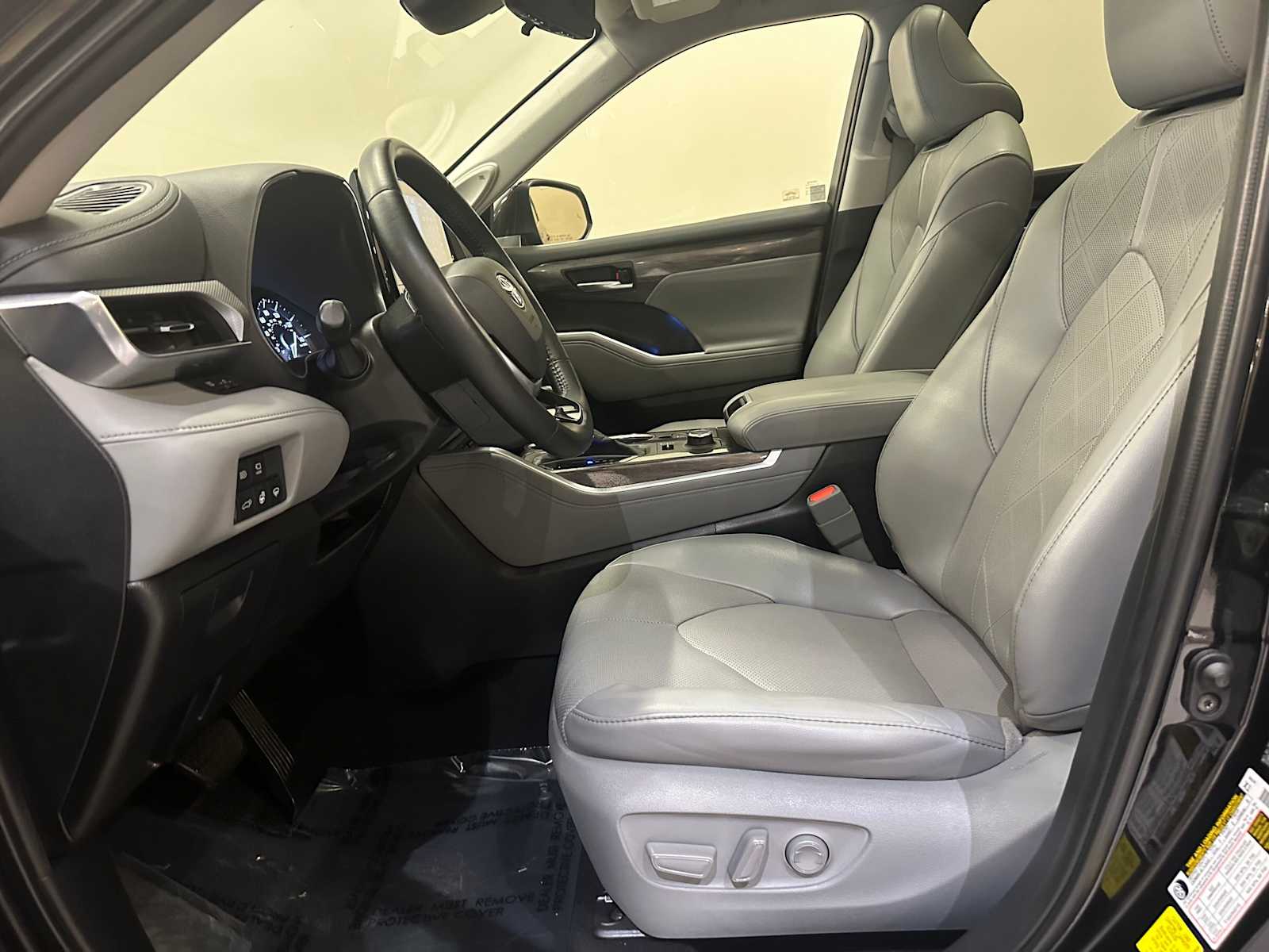 Thumbnail: 2020 Toyota Highlander - 25