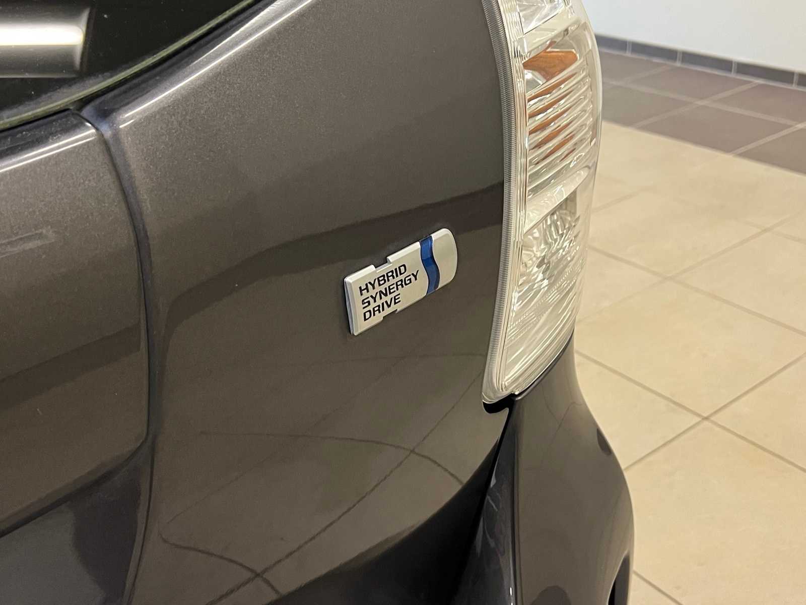 Thumbnail: 2014 Toyota Prius v - 6