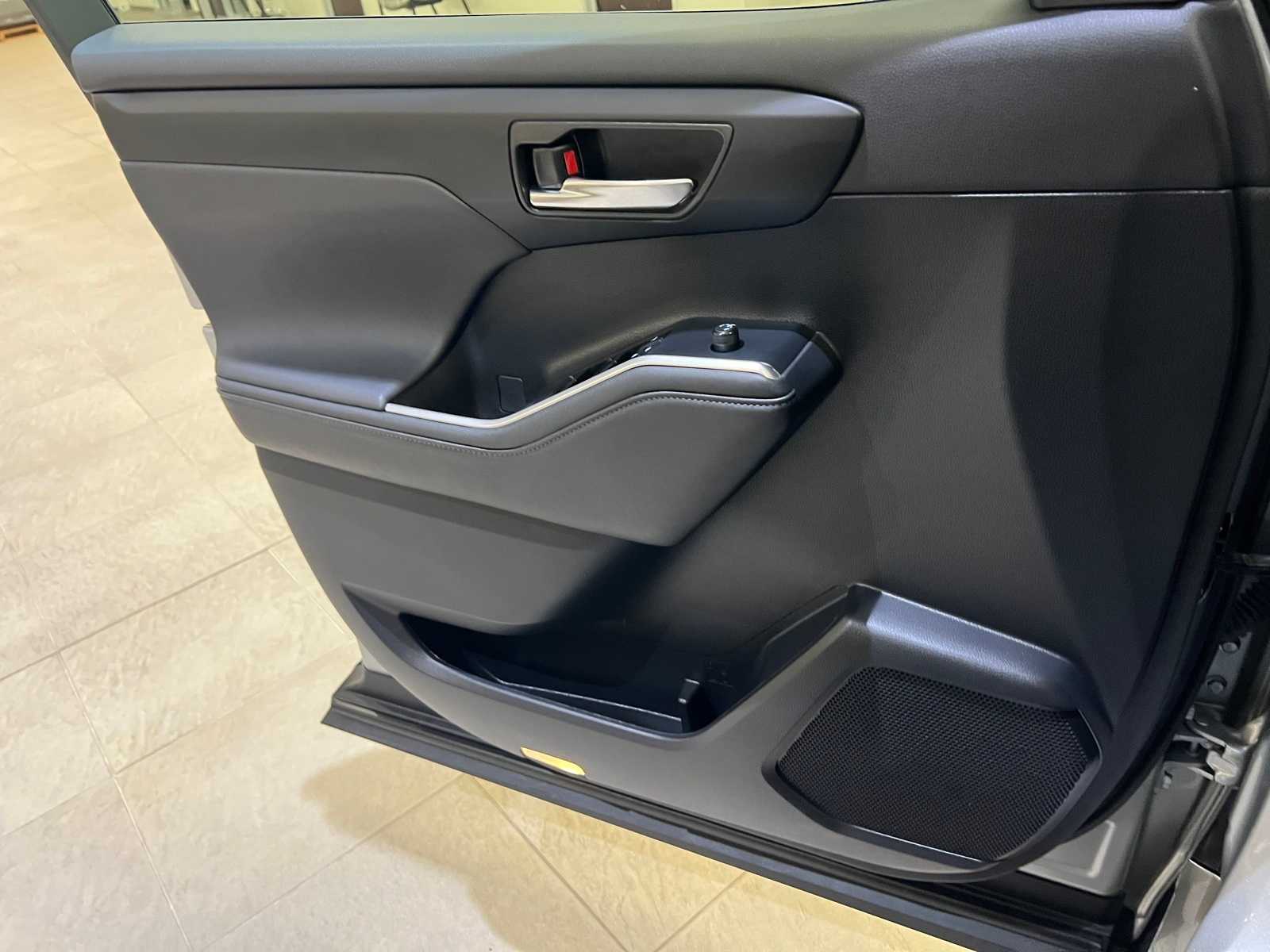 Thumbnail: 2024 Toyota Highlander - 20