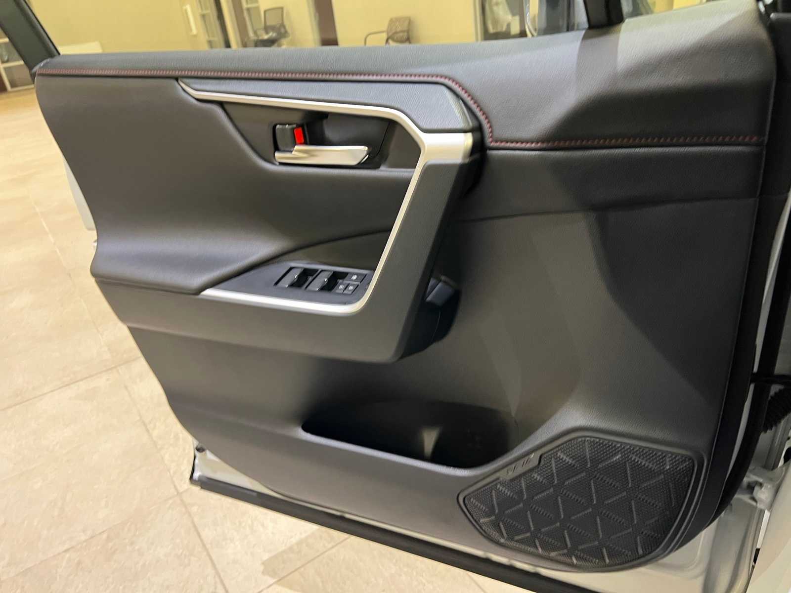 Thumbnail: 2025 Toyota RAV4 - 18