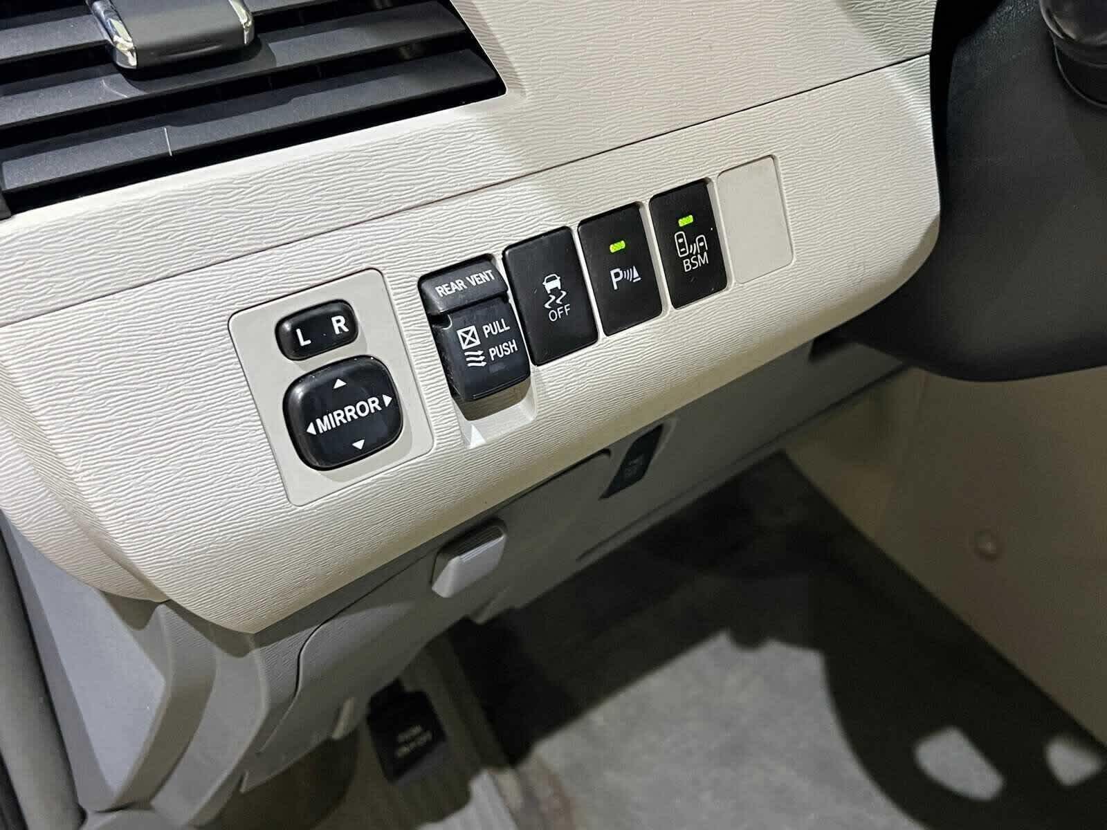 Thumbnail: 2014 Toyota Sienna - 16