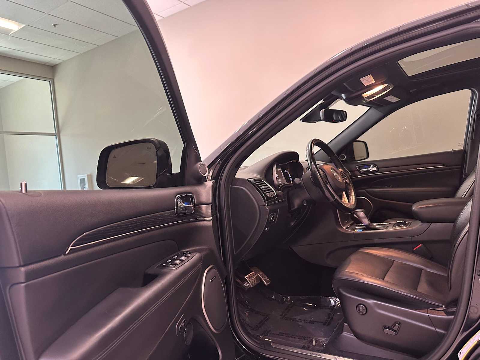 Thumbnail: 2020 Jeep Grand Cherokee - 24