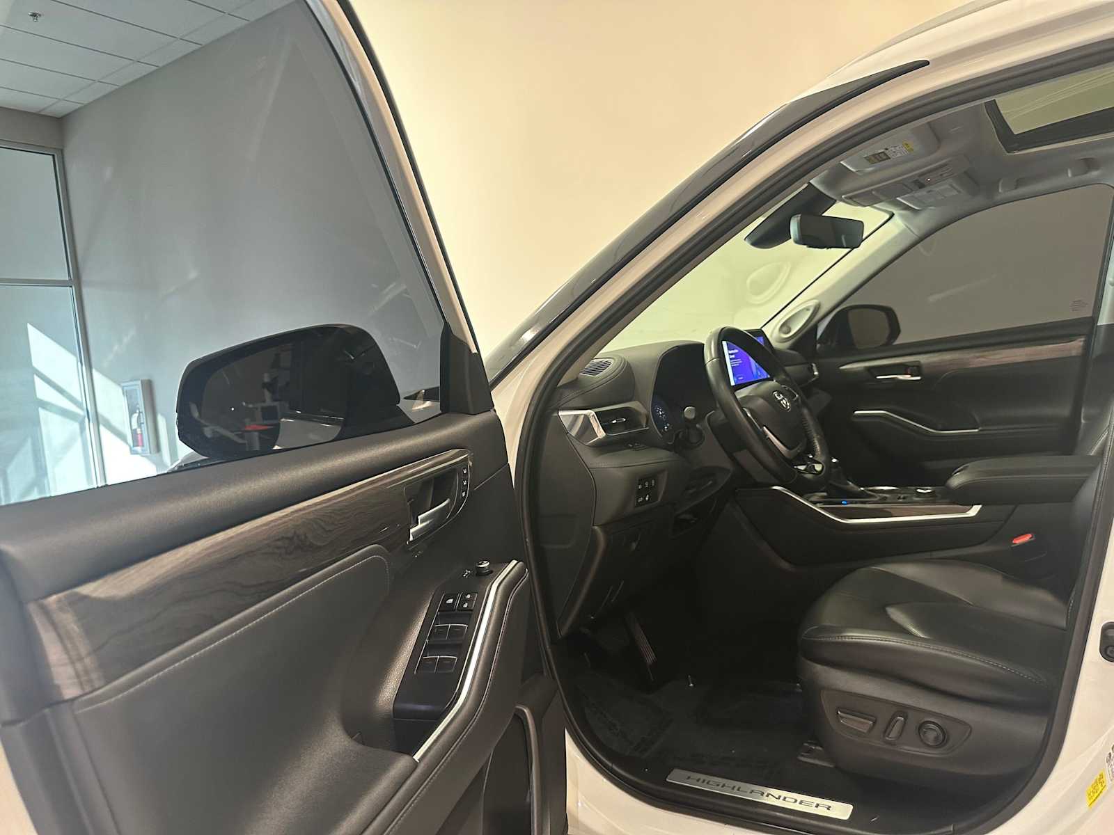 Thumbnail: 2023 Toyota Highlander - 23