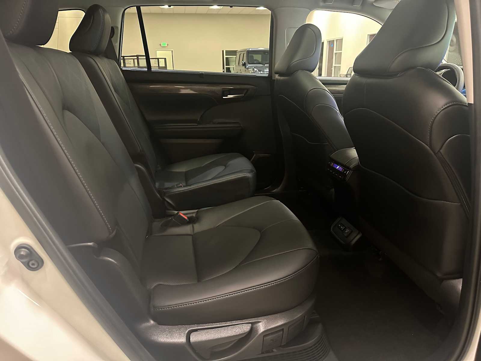 Thumbnail: 2025 Toyota Highlander - 26