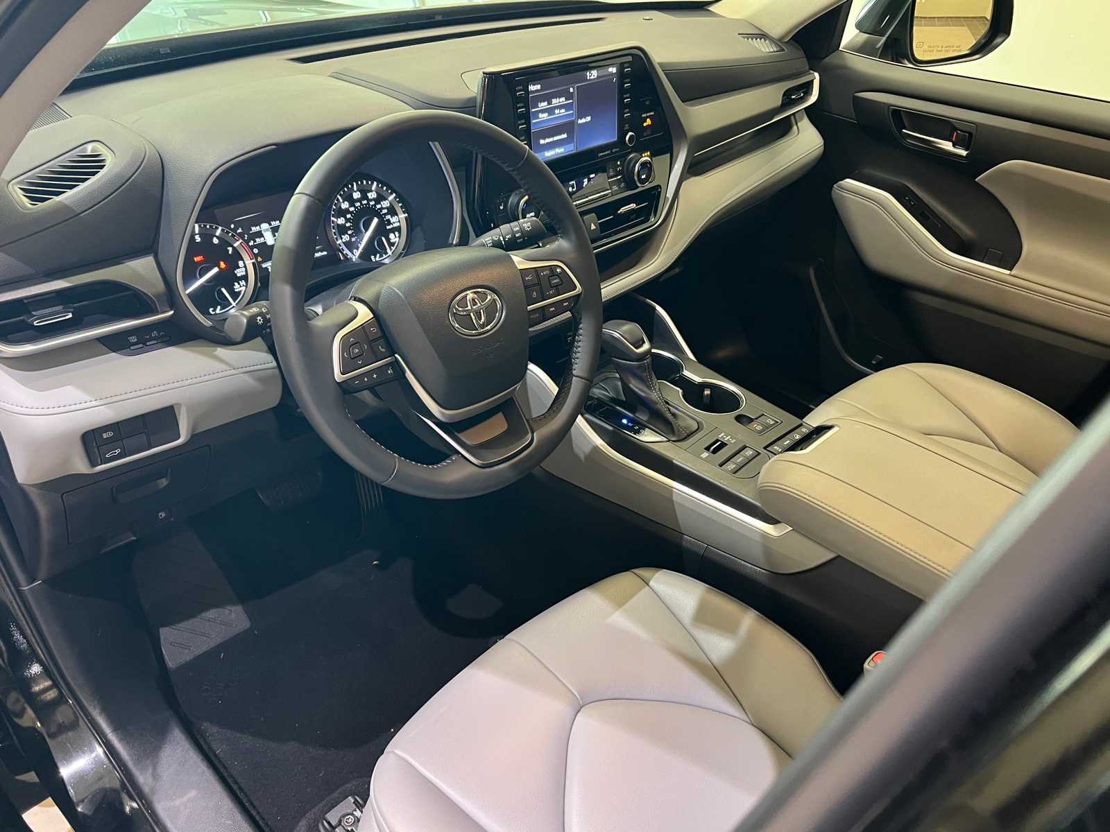 Thumbnail: 2022 Toyota Highlander - 2