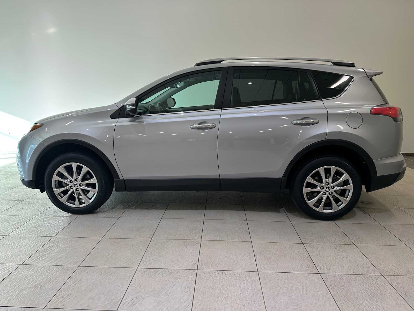 Thumbnail: 2018 Toyota RAV4 - 3