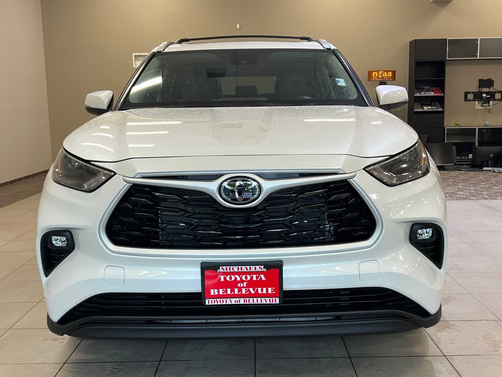 Thumbnail: 2022 Toyota Highlander - 8