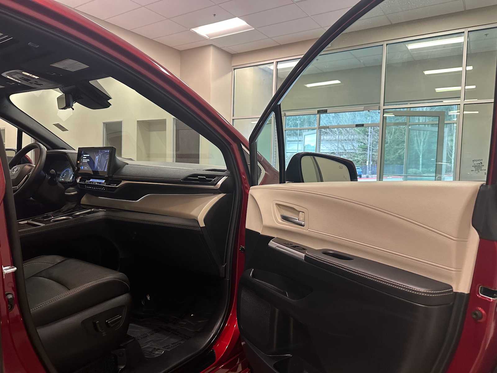 Thumbnail: 2025 Toyota Sienna - 29