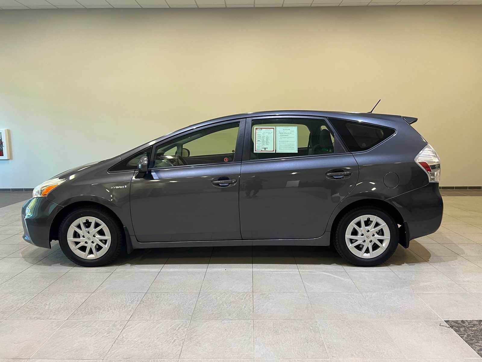 Thumbnail: 2014 Toyota Prius v - 3