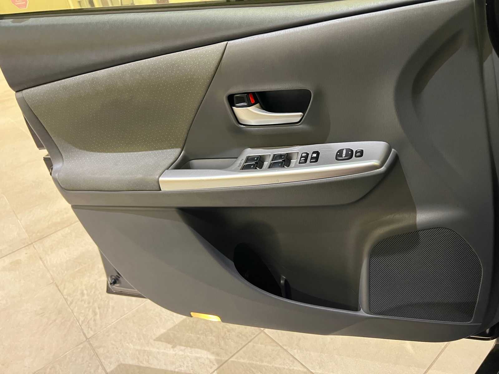 Thumbnail: 2014 Toyota Prius v - 17