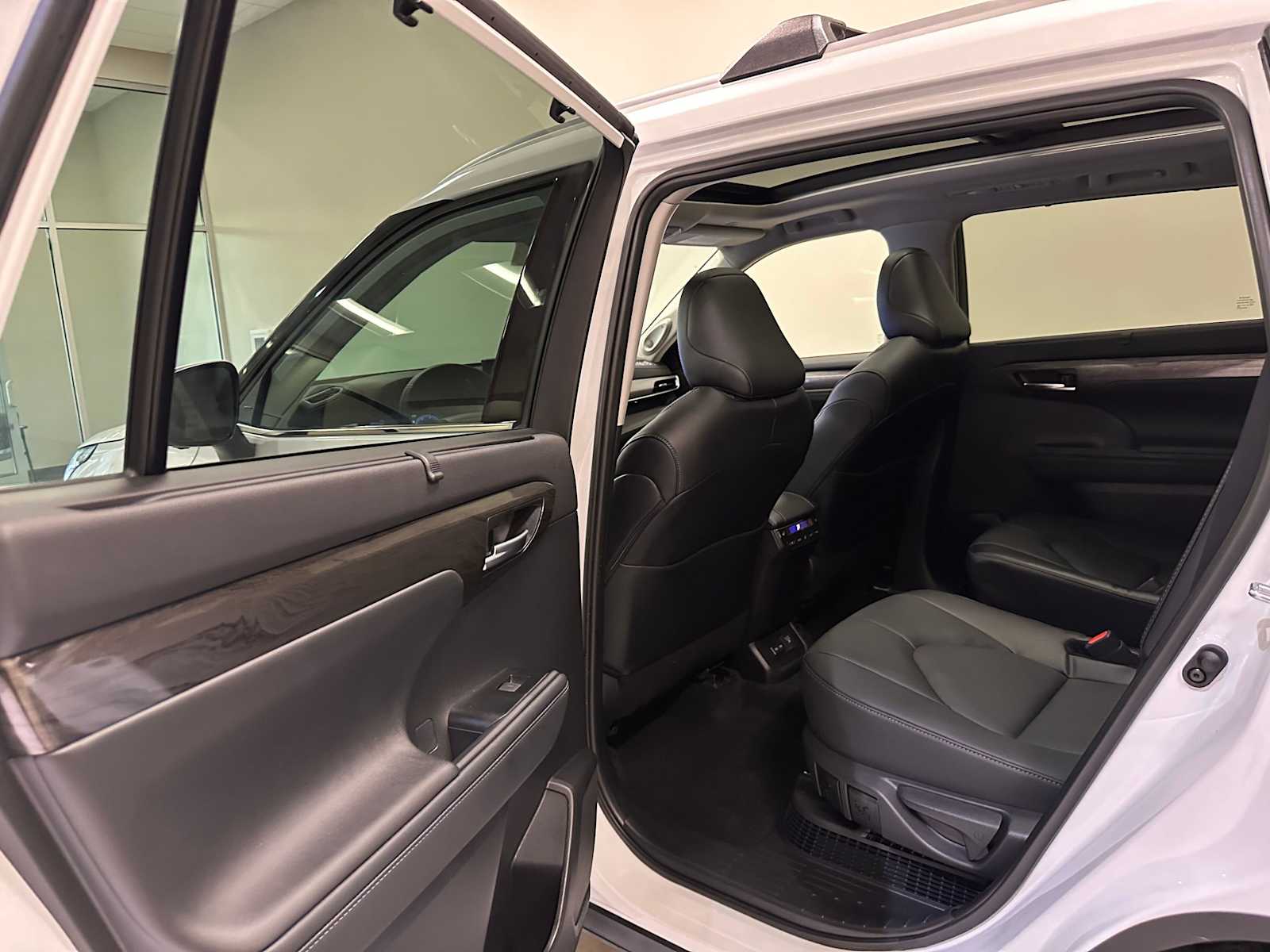 Thumbnail: 2025 Toyota Highlander - 24