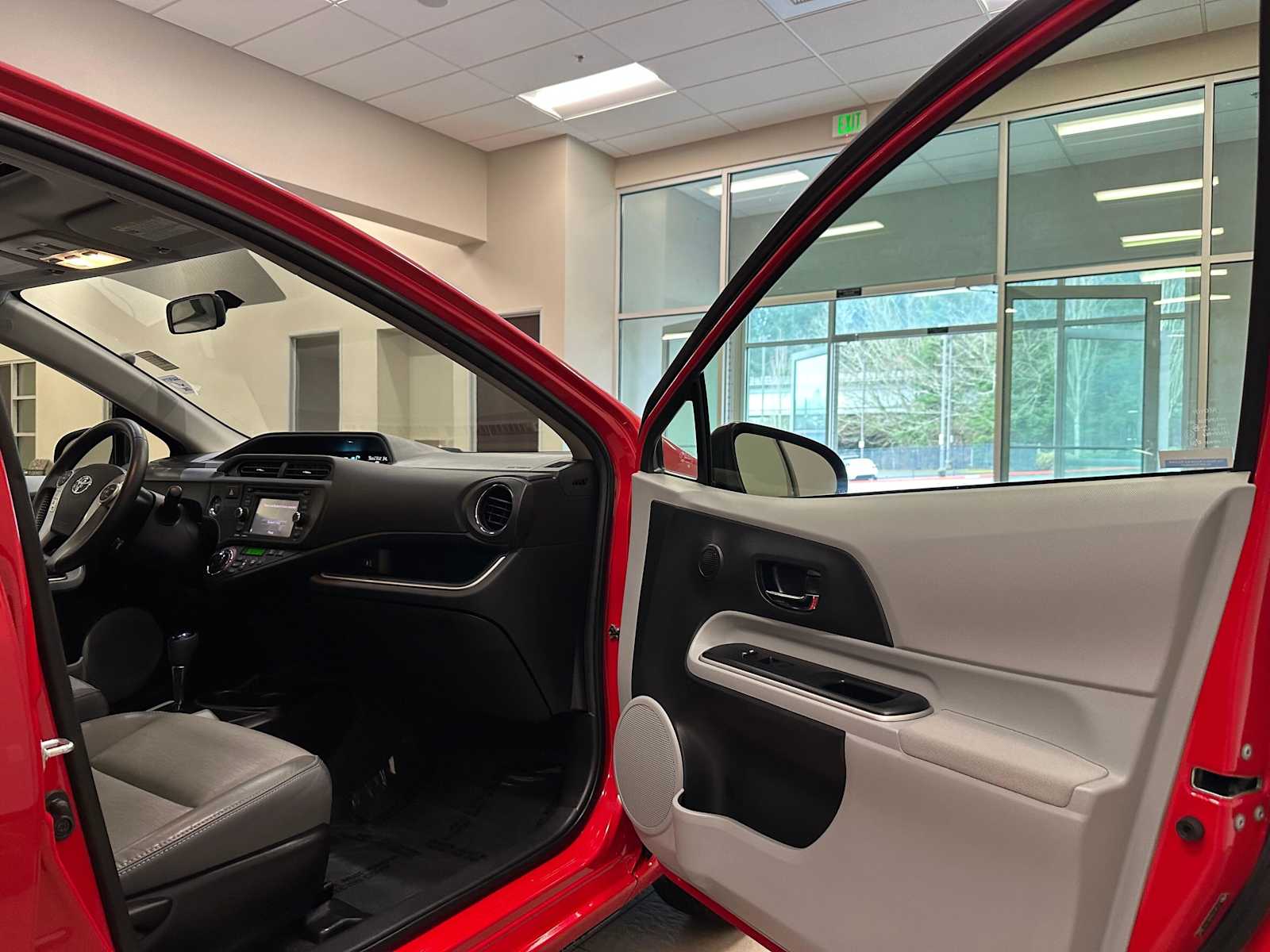 Thumbnail: 2014 Toyota Prius c - 28