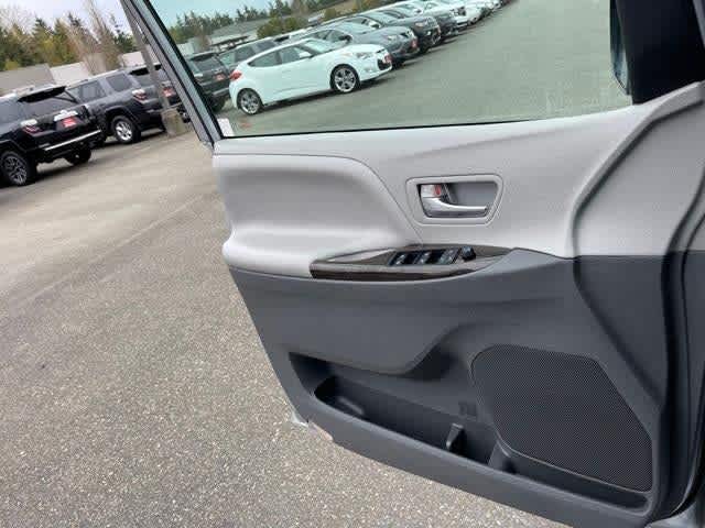 Thumbnail: 2020 Toyota Sienna - 26