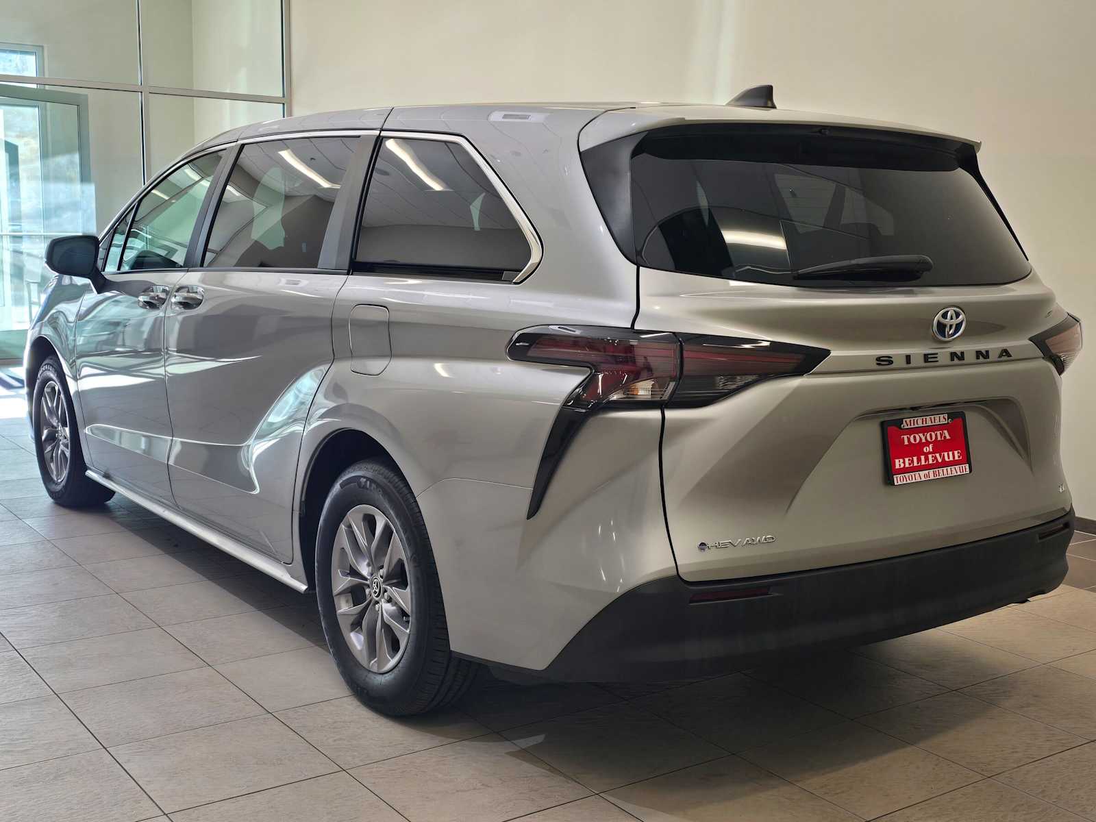 Thumbnail: 2025 Toyota Sienna - 4