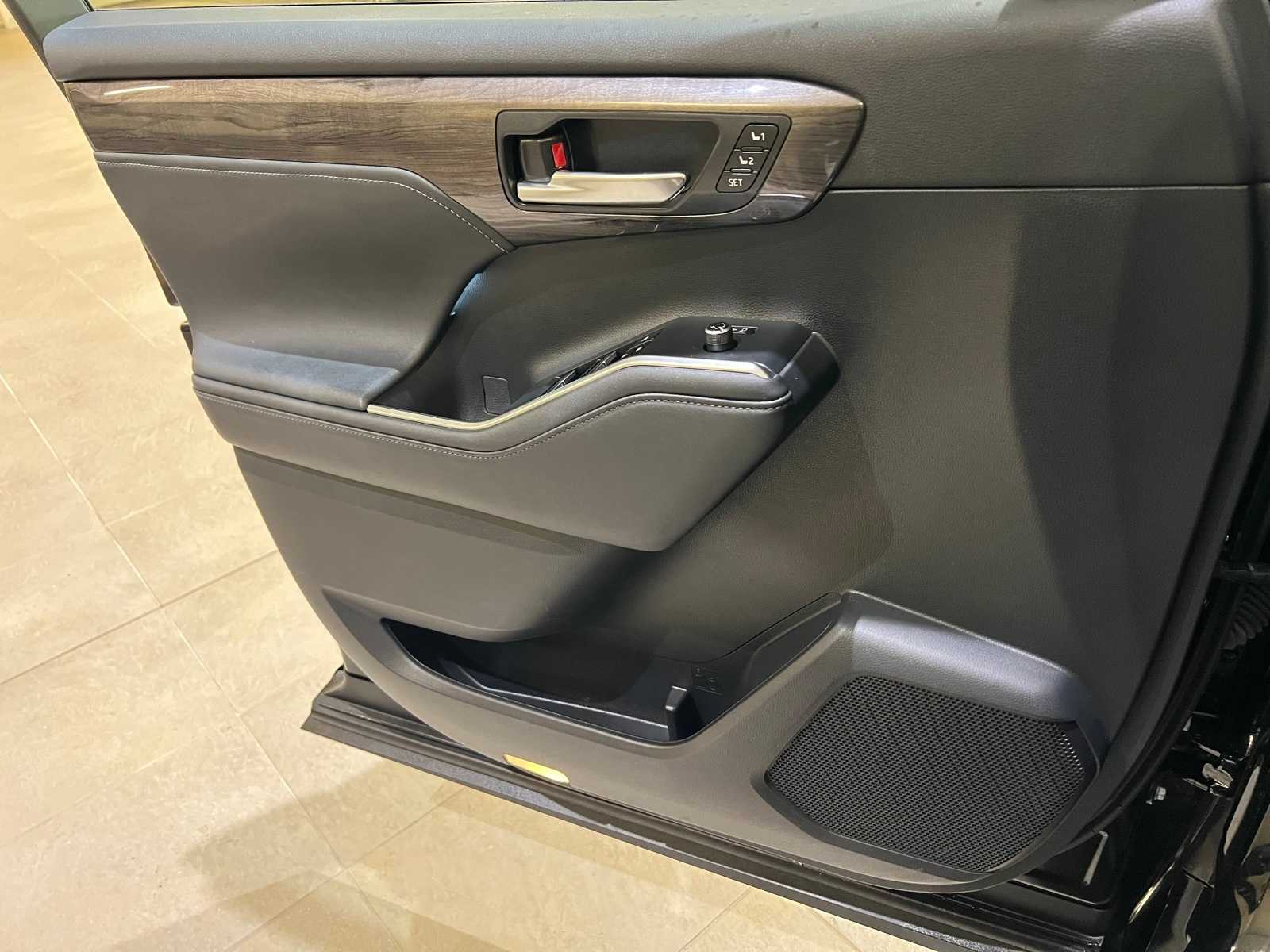 Thumbnail: 2023 Toyota Highlander - 18