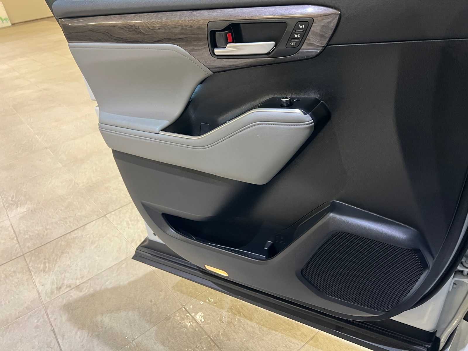 Thumbnail: 2023 Toyota Highlander - 18