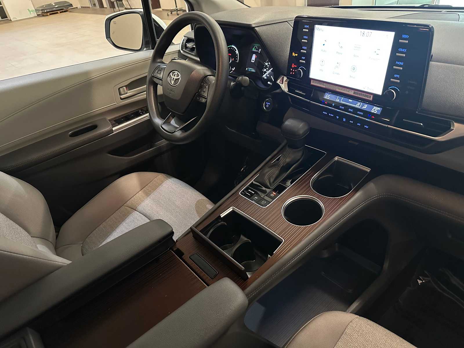 Thumbnail: 2024 Toyota Sienna - 28