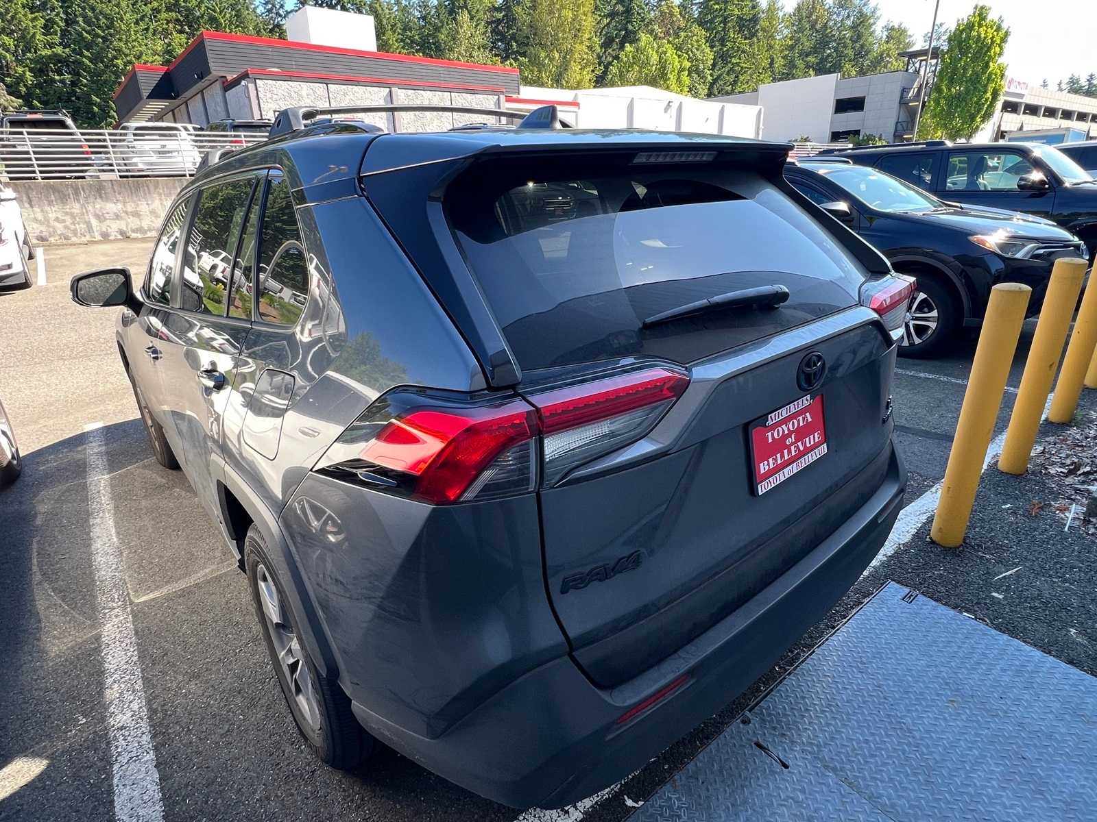 2022 Toyota RAV4 LE 9