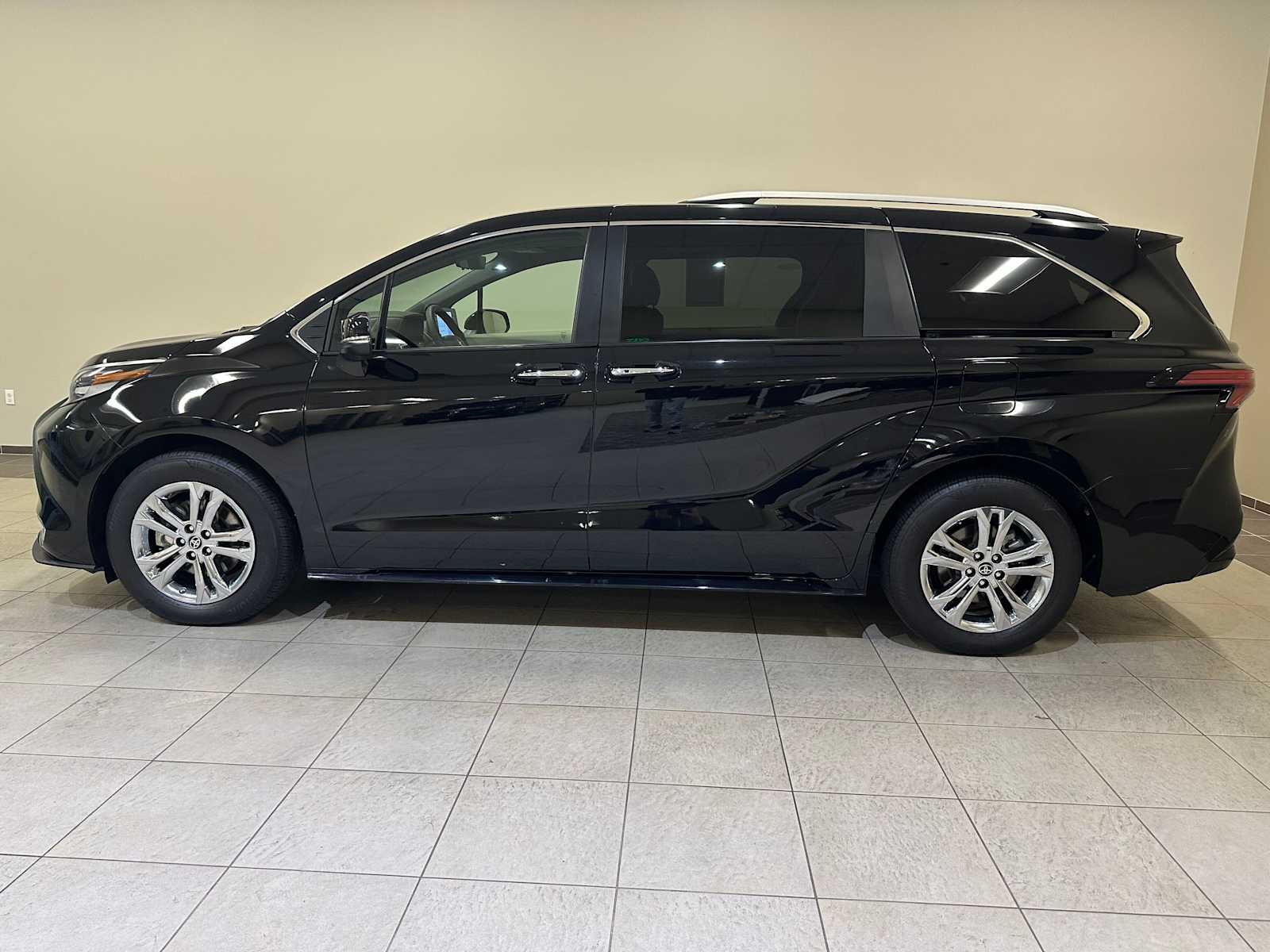 Thumbnail: 2022 Toyota Sienna - 3