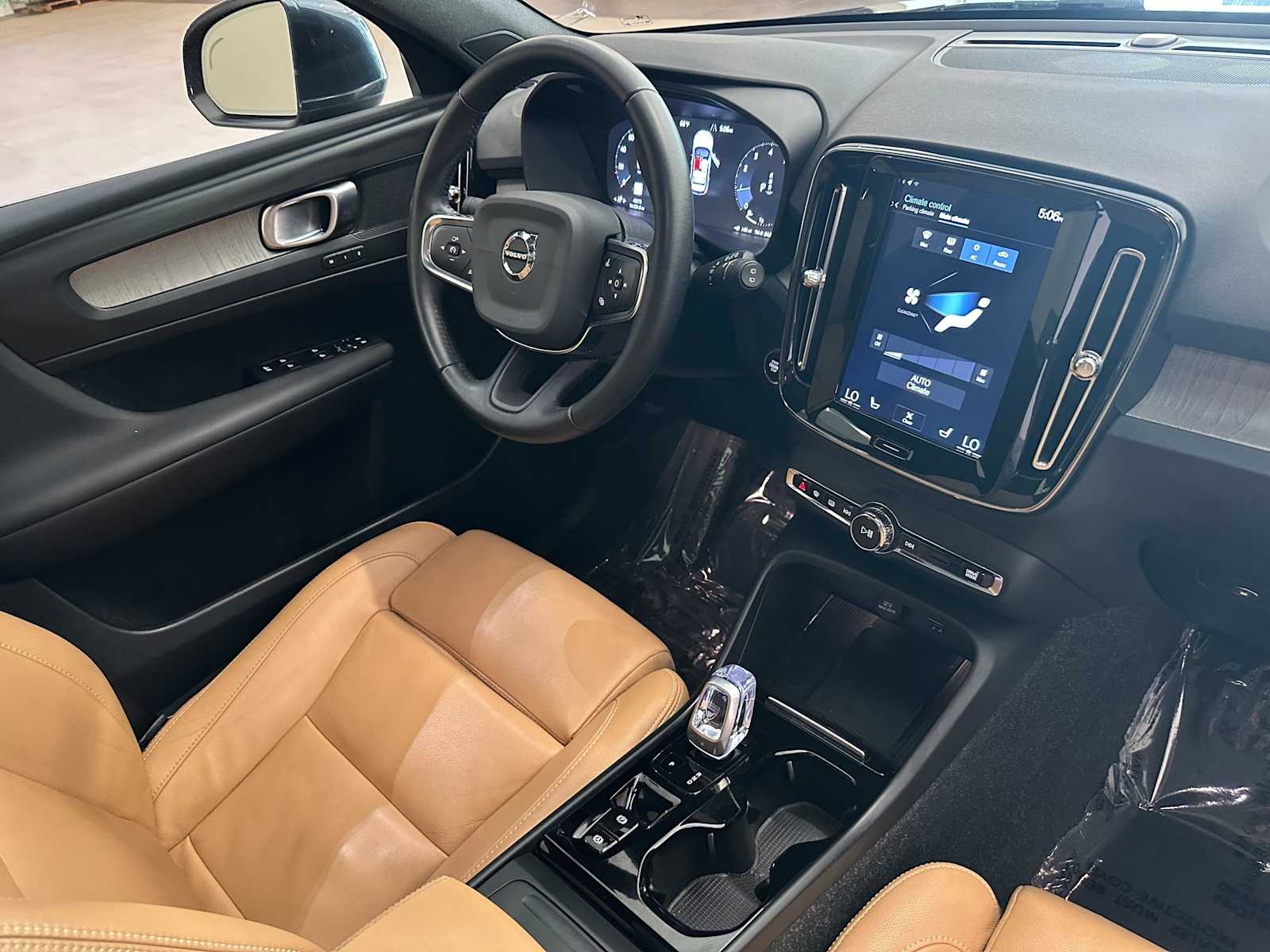 Thumbnail: 2020 Volvo XC40 - 30