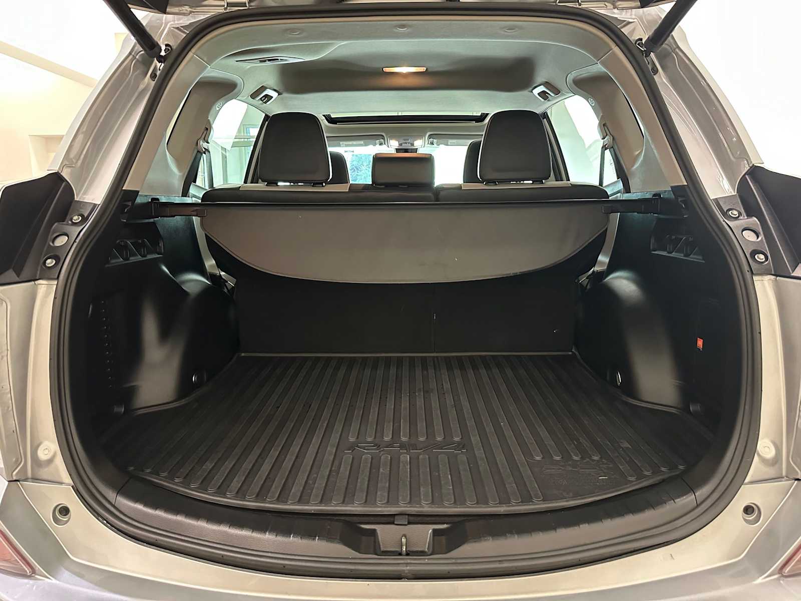 Thumbnail: 2018 Toyota RAV4 - 30