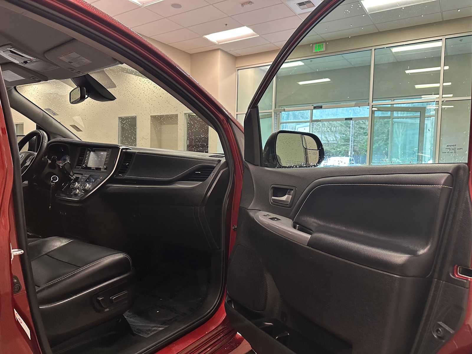 Thumbnail: 2018 Toyota Sienna - 26