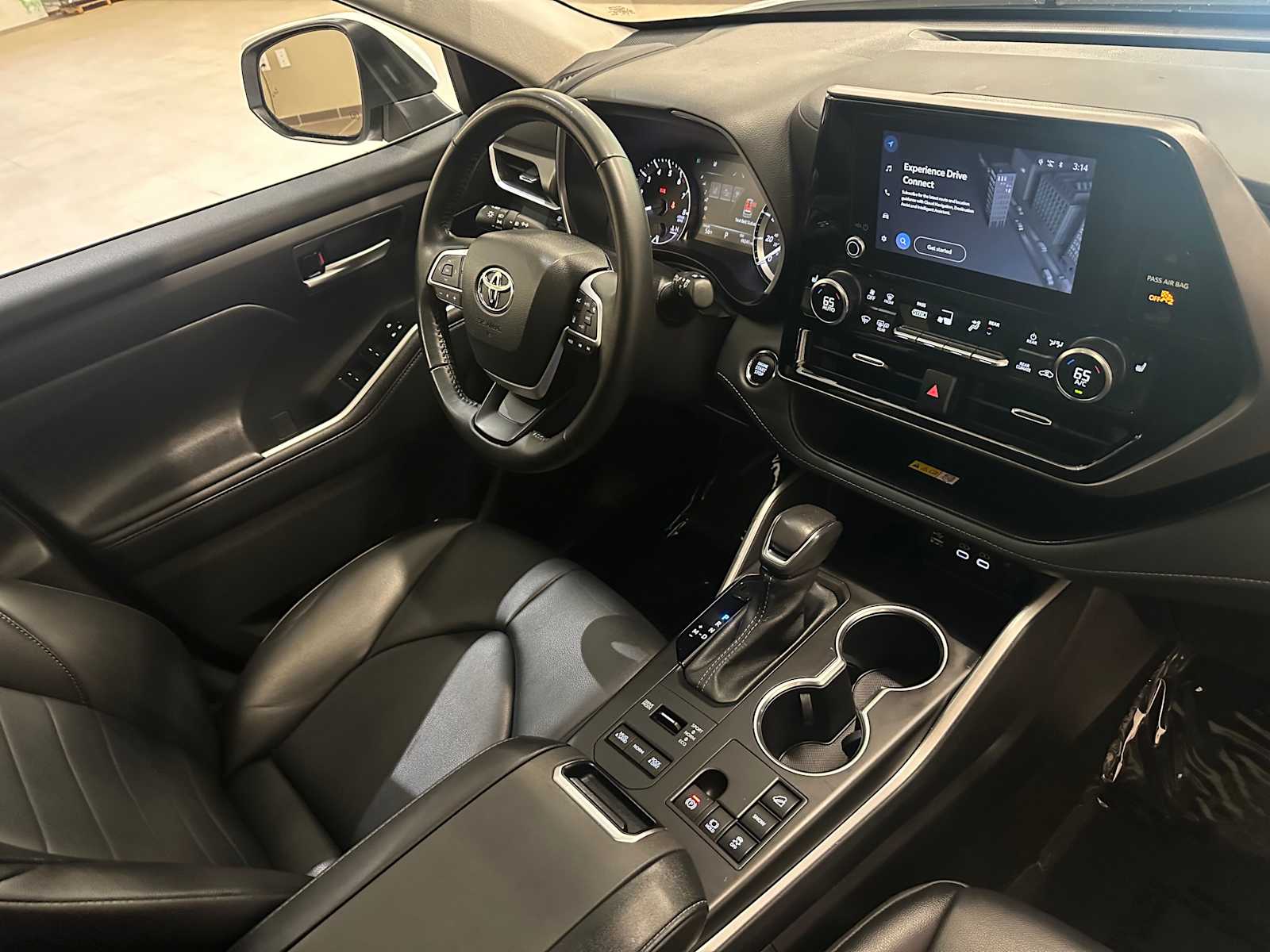 Thumbnail: 2023 Toyota Highlander - 30