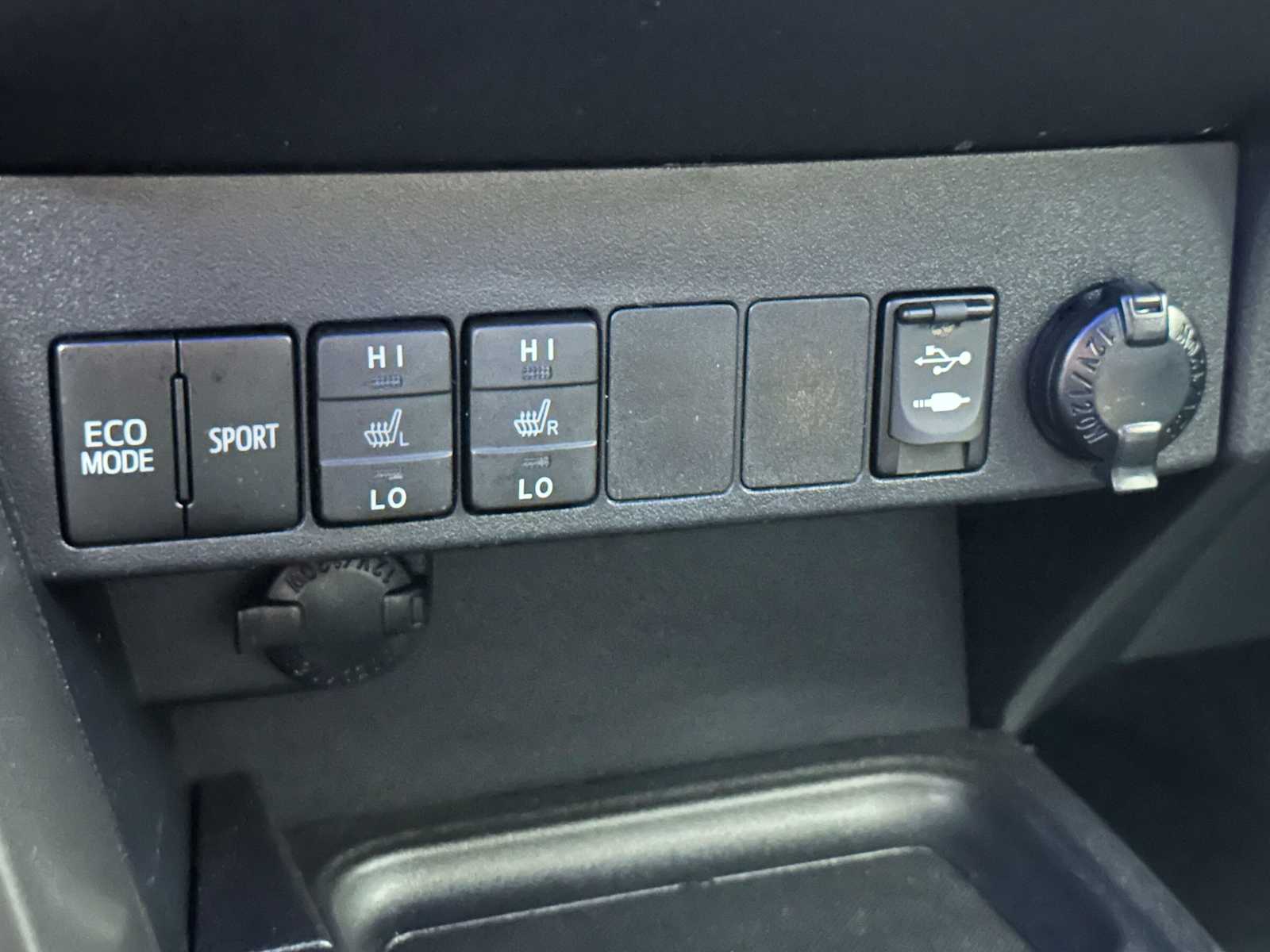 Thumbnail: 2016 Toyota RAV4 - 15