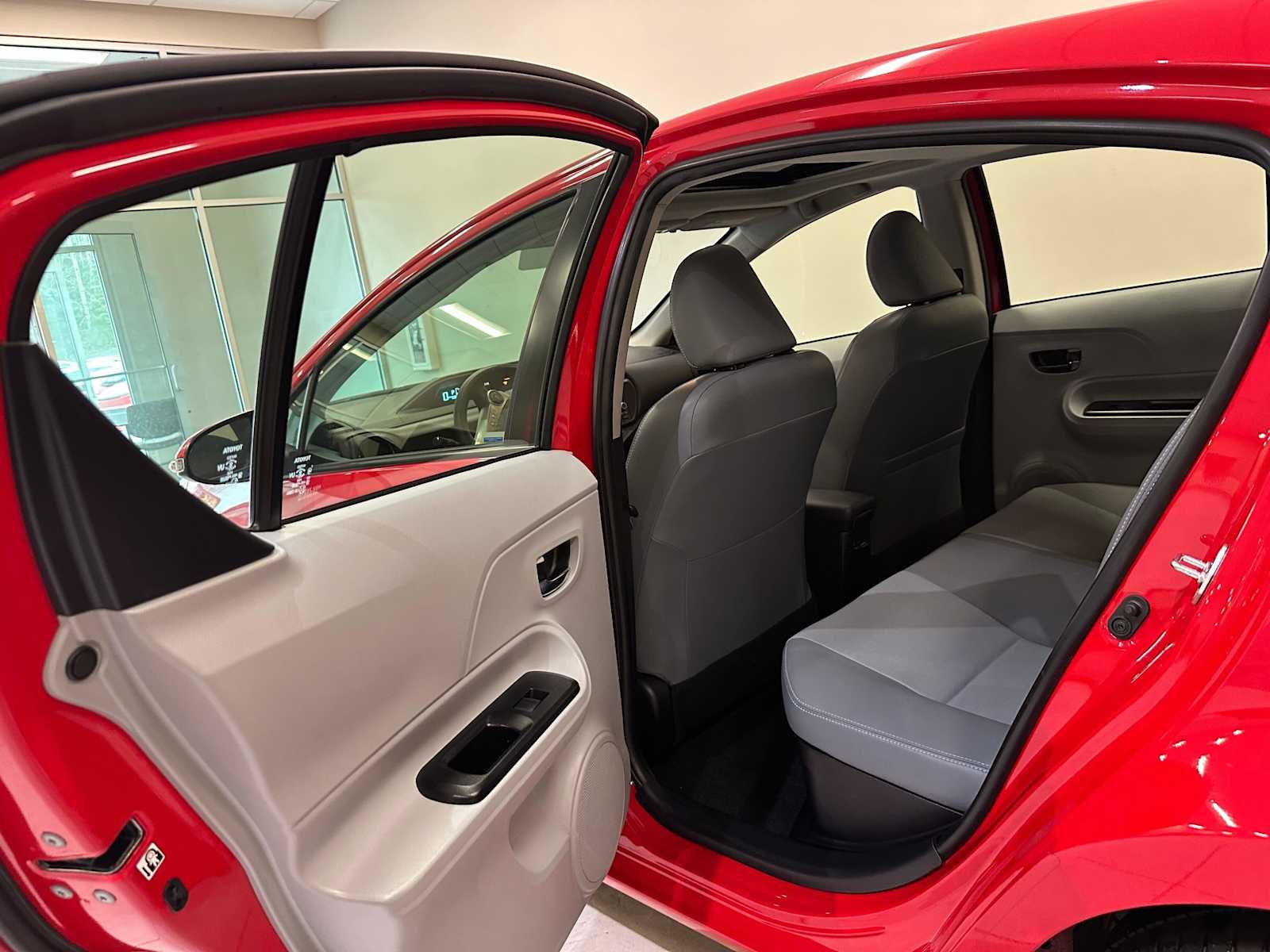 Thumbnail: 2014 Toyota Prius c - 24