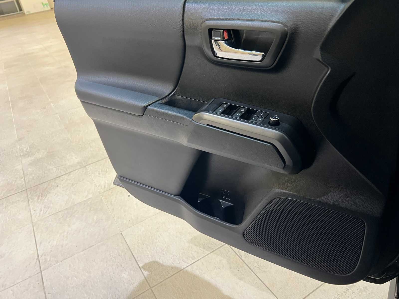 Thumbnail: 2017 Toyota Tacoma - 18