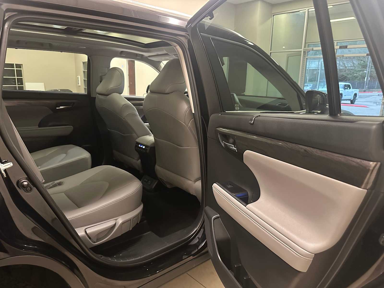 Thumbnail: 2020 Toyota Highlander - 31