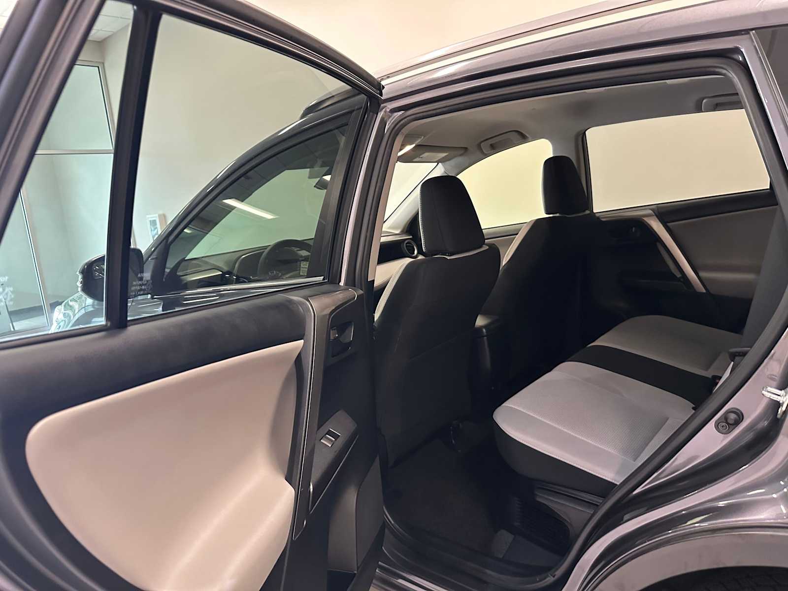 Thumbnail: 2018 Toyota RAV4 - 22