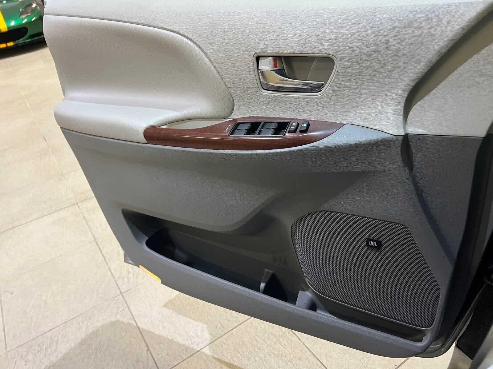 Thumbnail: 2014 Toyota Sienna - 18