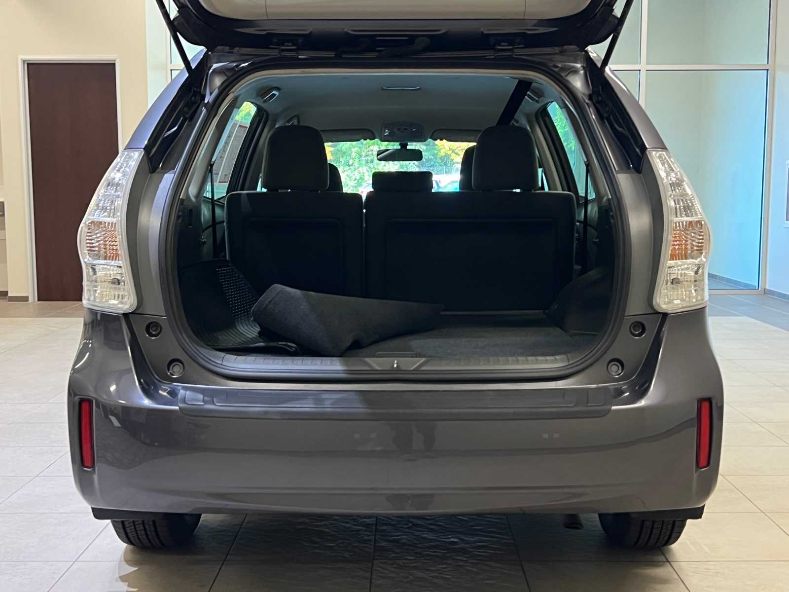 Thumbnail: 2014 Toyota Prius v - 27