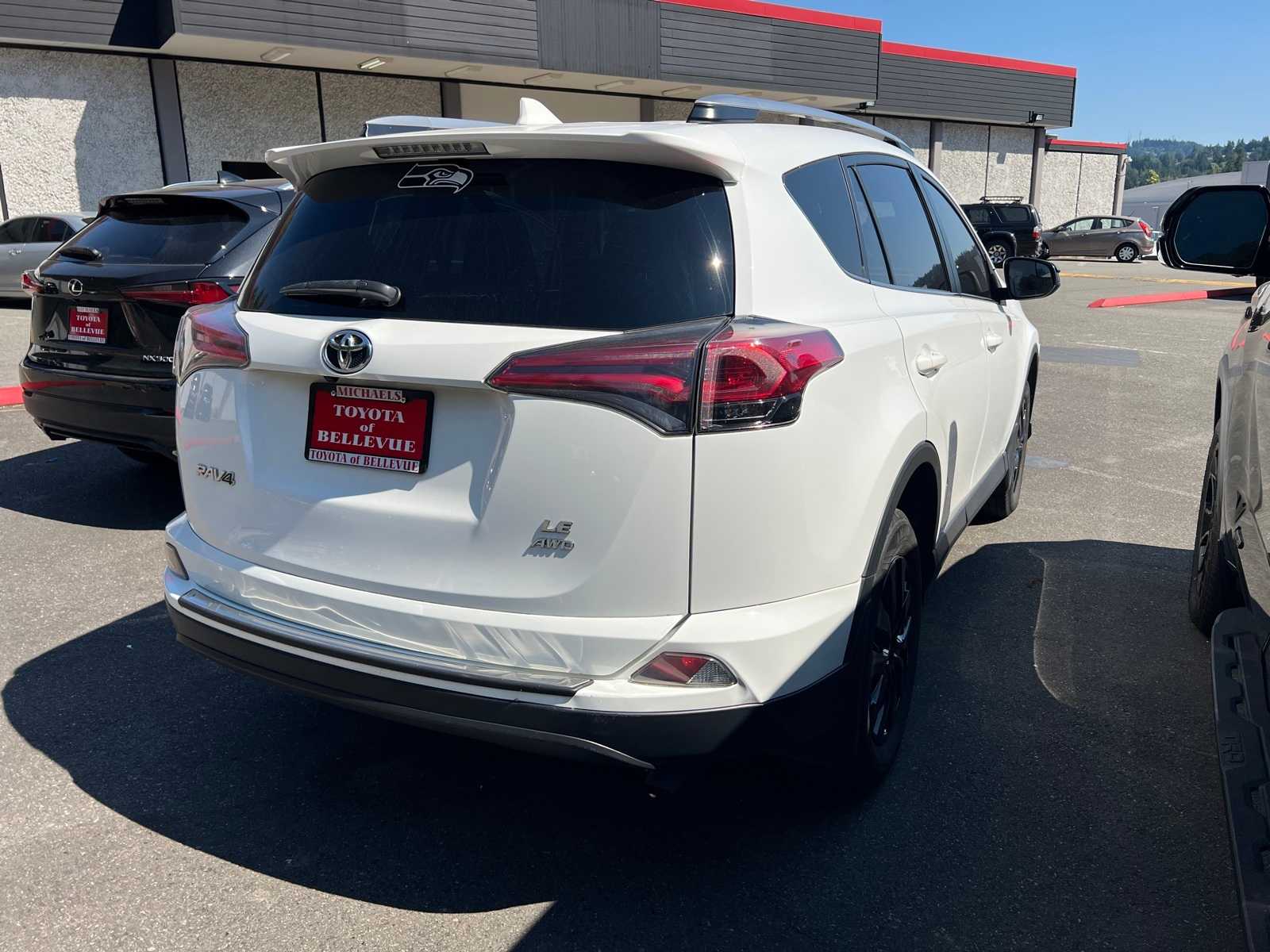 Thumbnail: 2018 Toyota RAV4 - 10