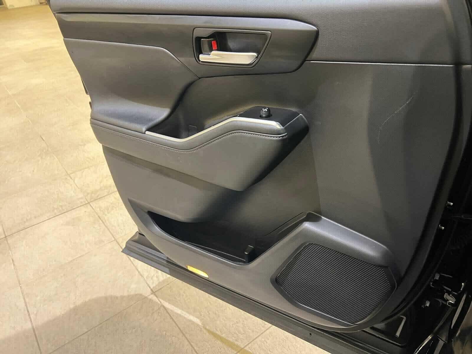 Thumbnail: 2023 Toyota Highlander - 18