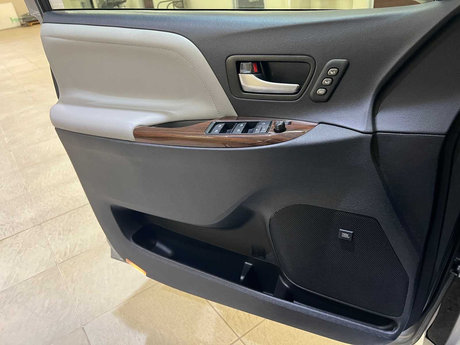 Thumbnail: 2017 Toyota Sienna - 18