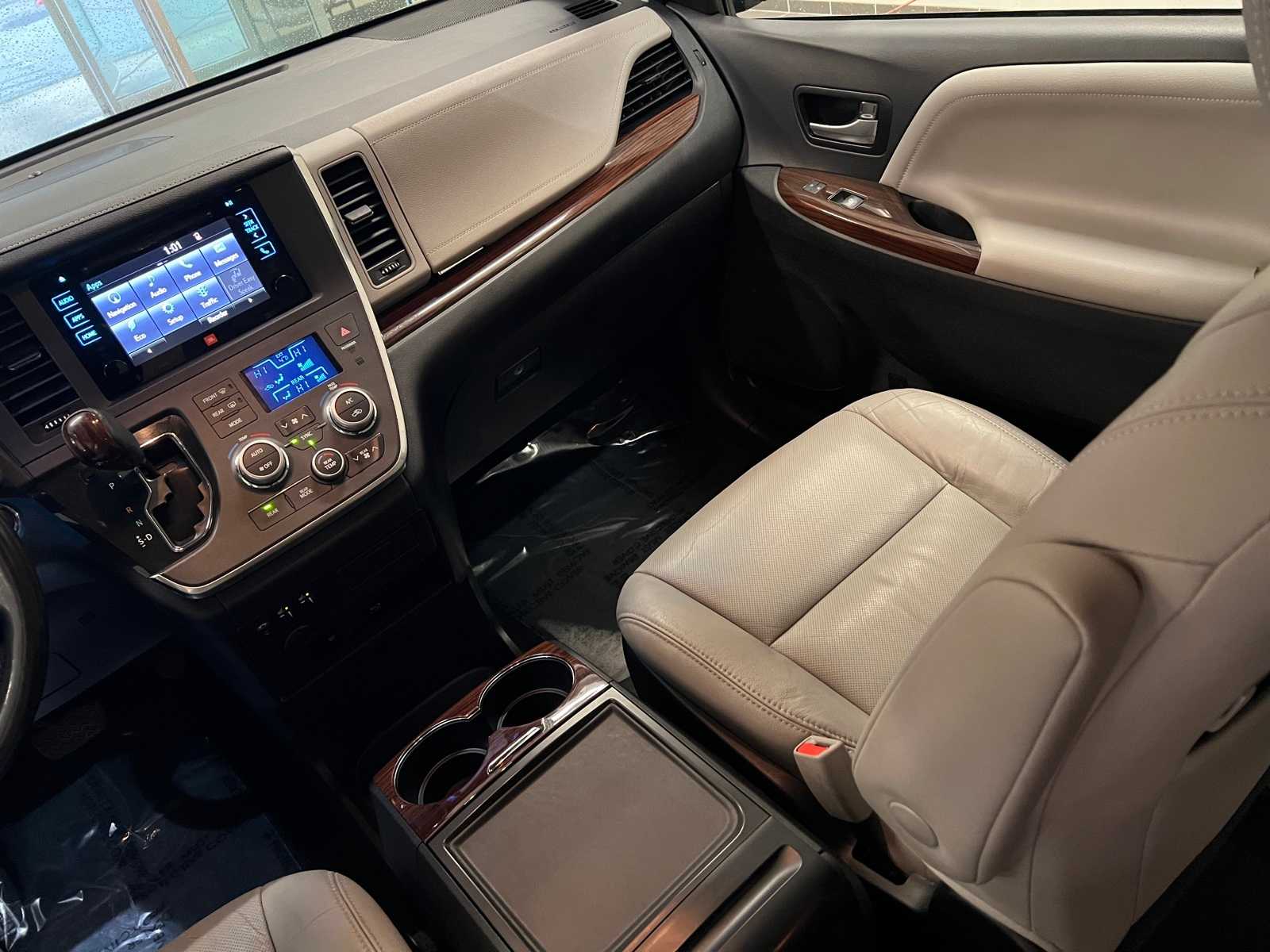 Thumbnail: 2017 Toyota Sienna - 11