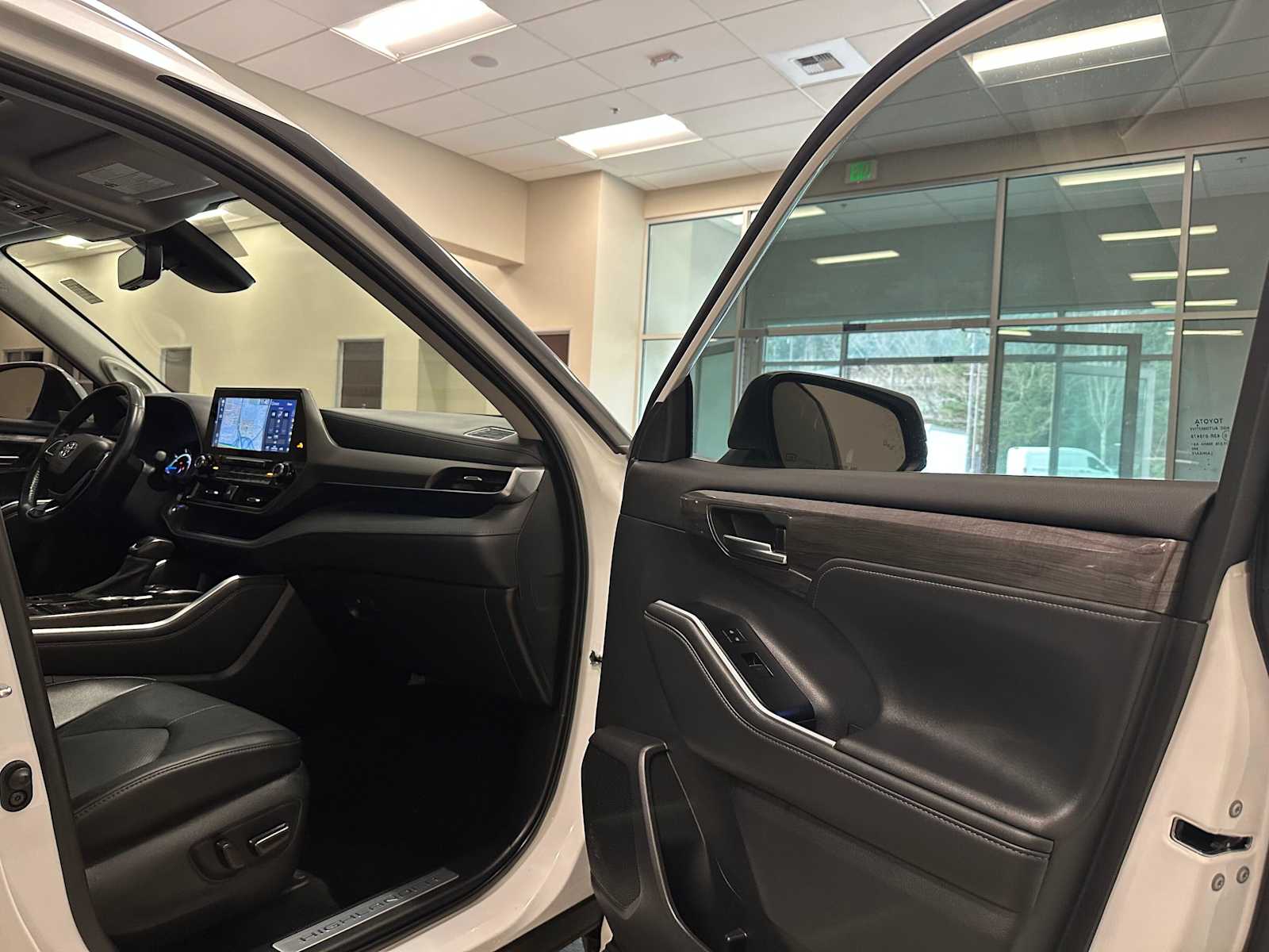 Thumbnail: 2022 Toyota Highlander - 29