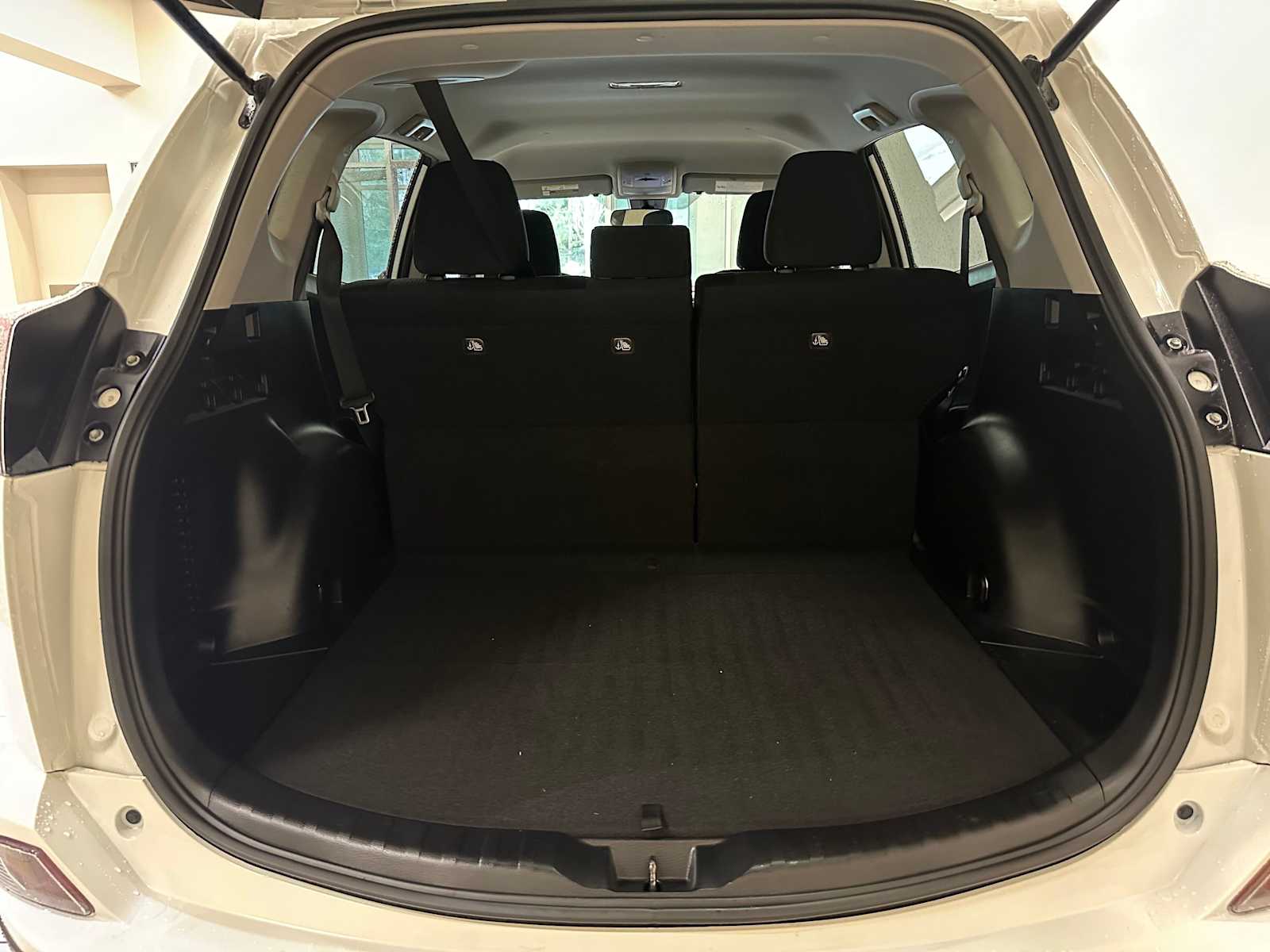 Thumbnail: 2018 Toyota RAV4 - 28