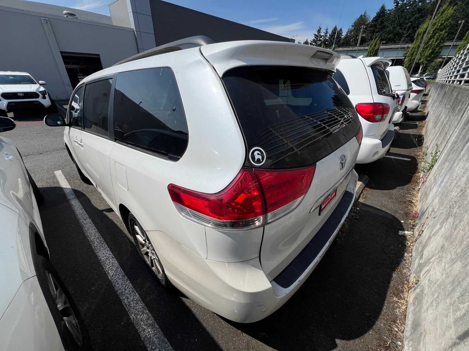 Thumbnail: 2014 Toyota Sienna - 8
