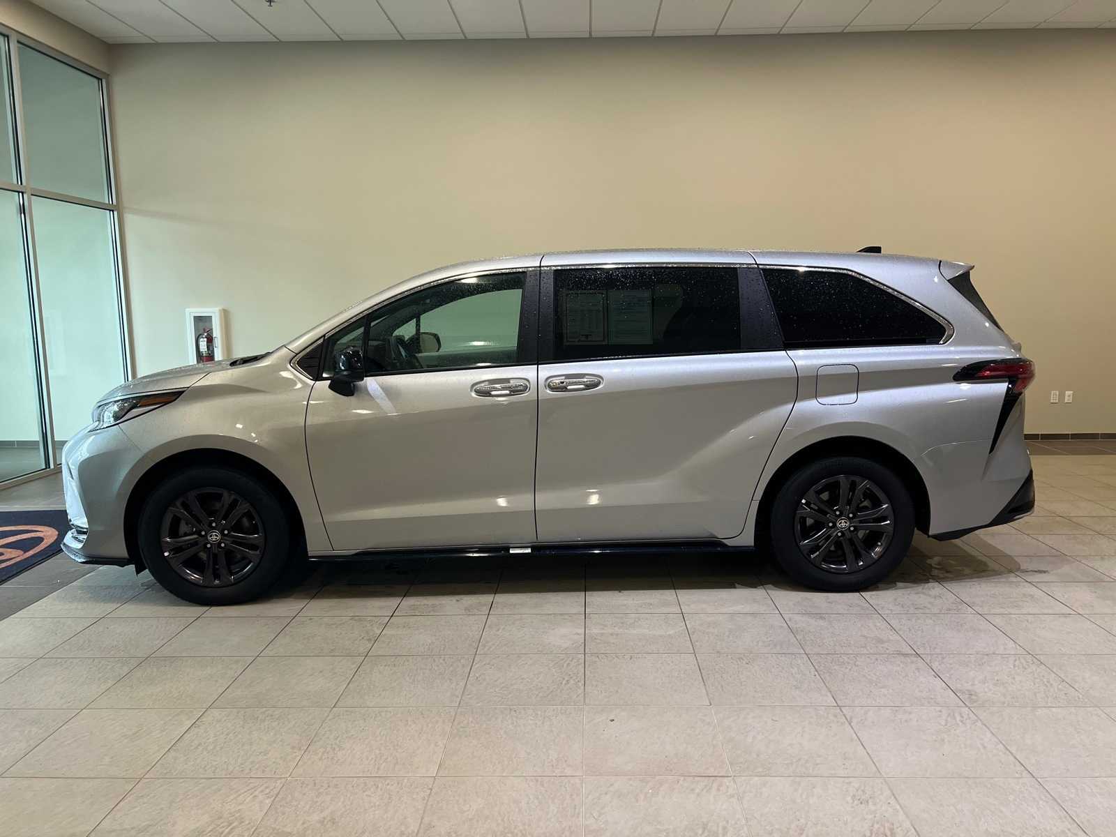 Thumbnail: 2024 Toyota Sienna - 3