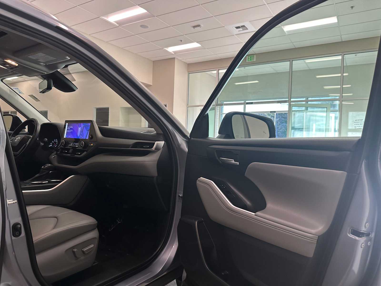 Thumbnail: 2023 Toyota Highlander - 29