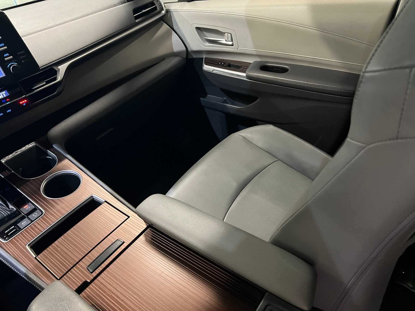 Thumbnail: 2021 Toyota Sienna - 11