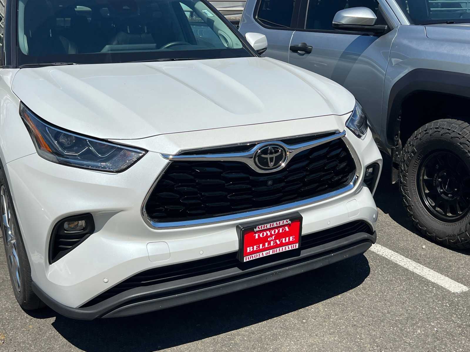 Thumbnail: 2022 Toyota Highlander - 4