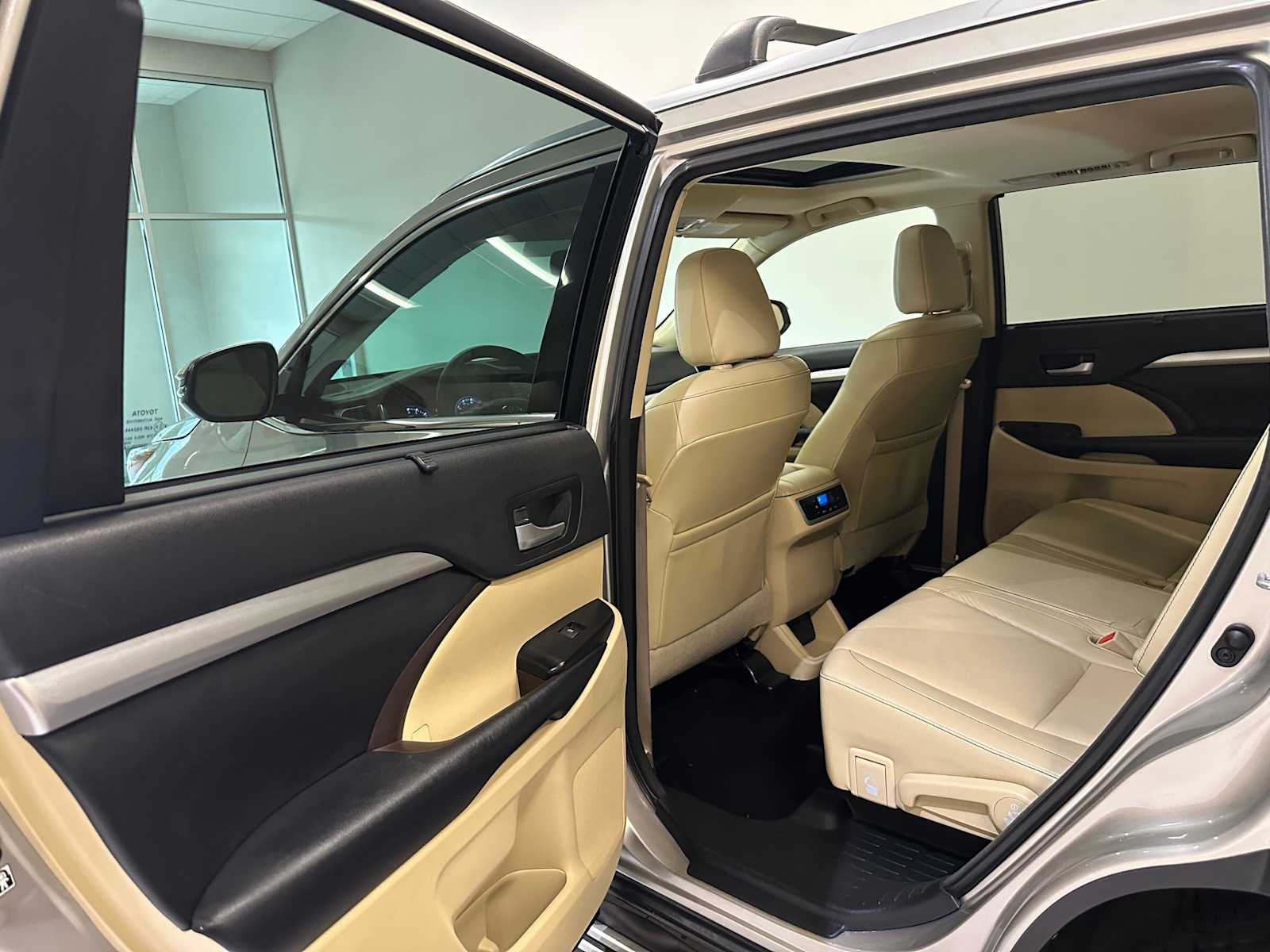 Thumbnail: 2015 Toyota Highlander - 27