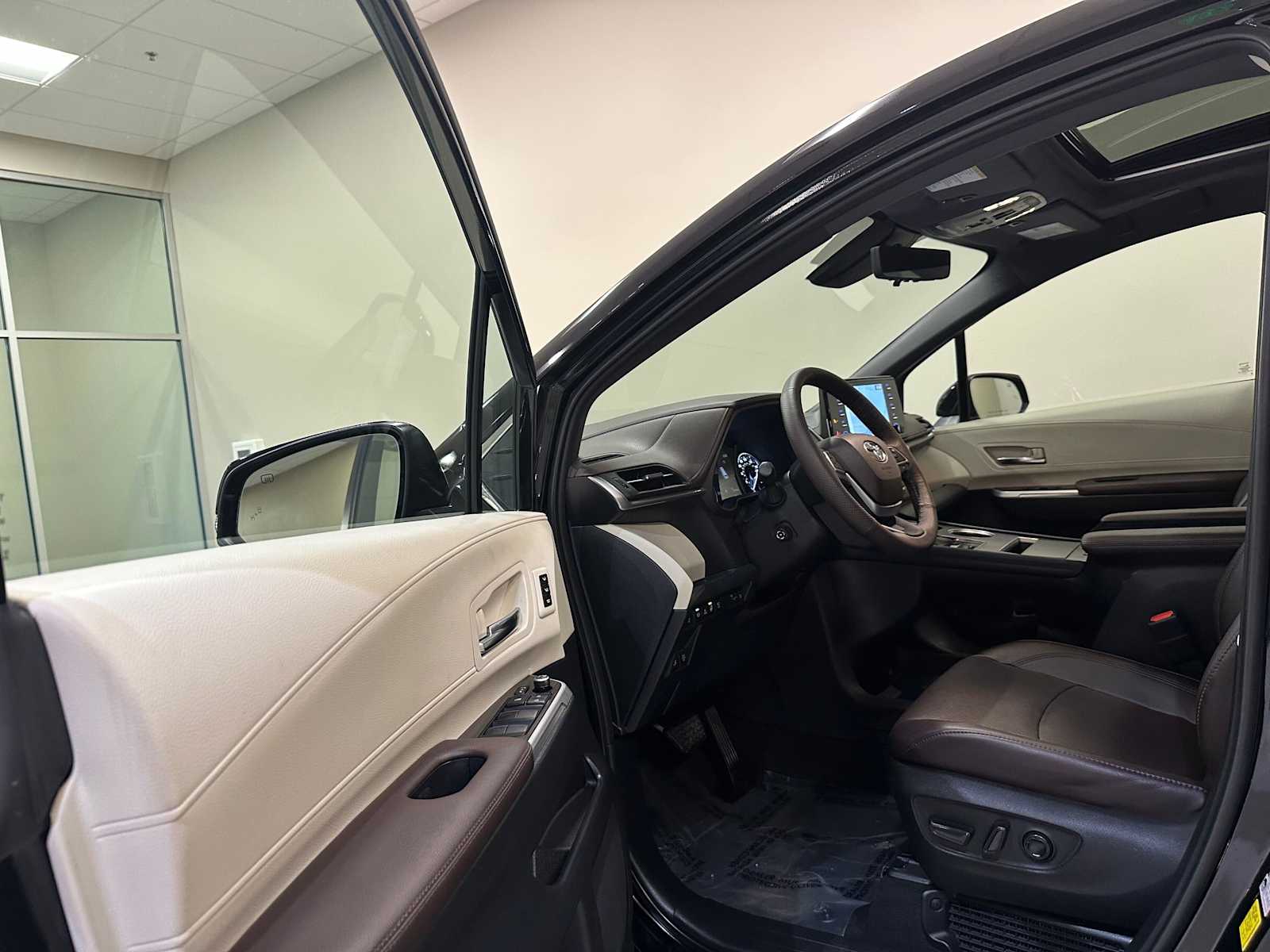 Thumbnail: 2022 Toyota Sienna - 23