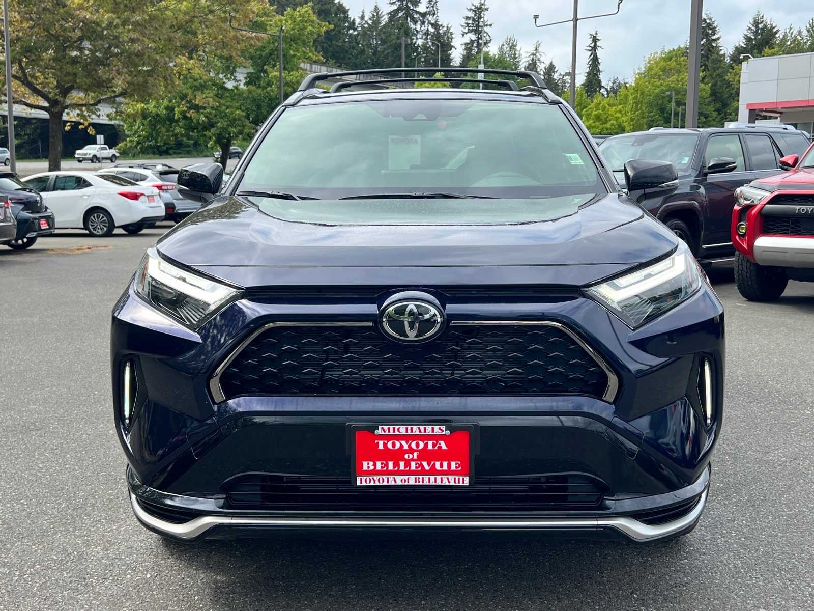 2025 Toyota RAV4 XSE 8