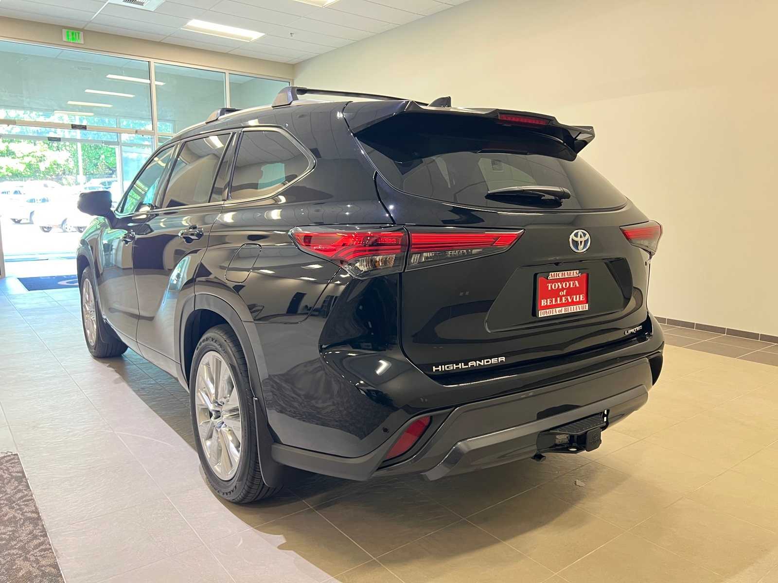 Thumbnail: 2023 Toyota Highlander - 4