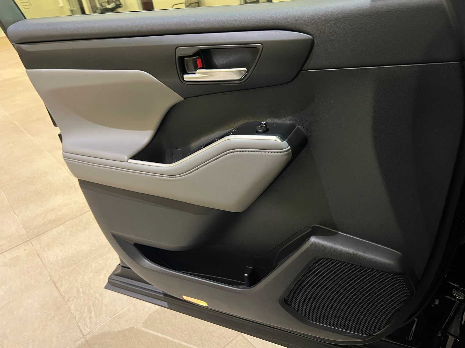 Thumbnail: 2022 Toyota Highlander - 18